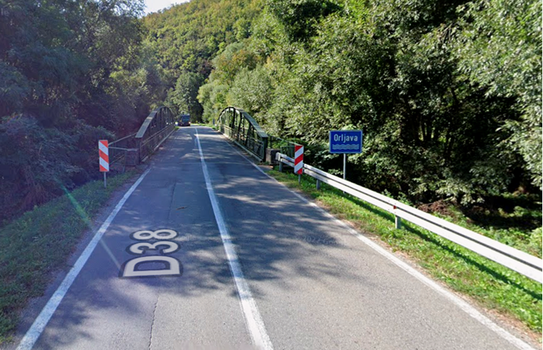 Voda se izlila na dvije ceste kod Požege