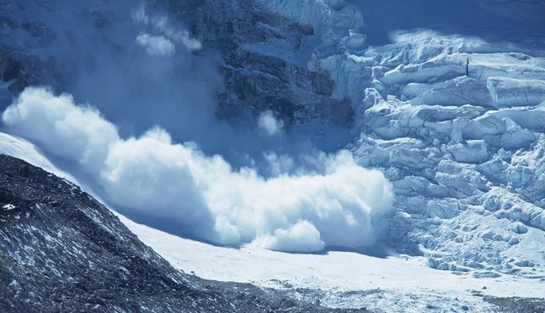 Najmanje 8 poginulih u lavini na Himalaji, nestali deseci ljudi