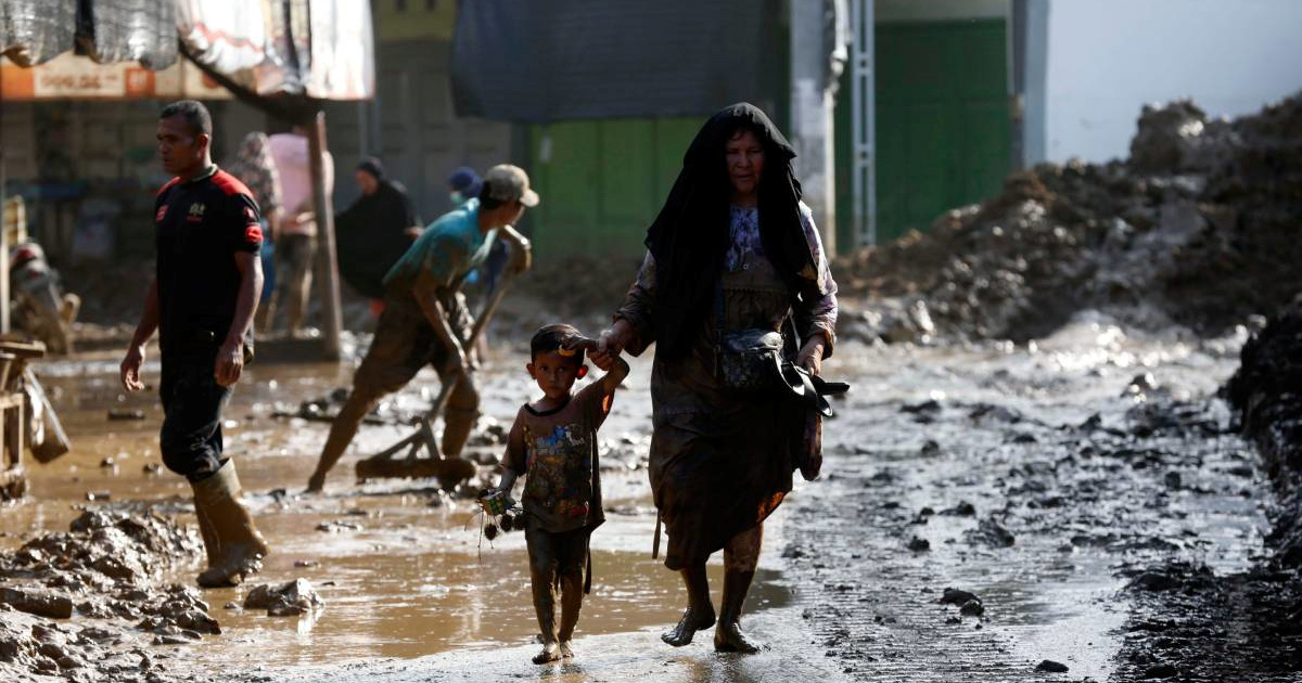 Poplave u Indoneziji: Broj mrtvih prešao 750, milijun ljudi evakuirano