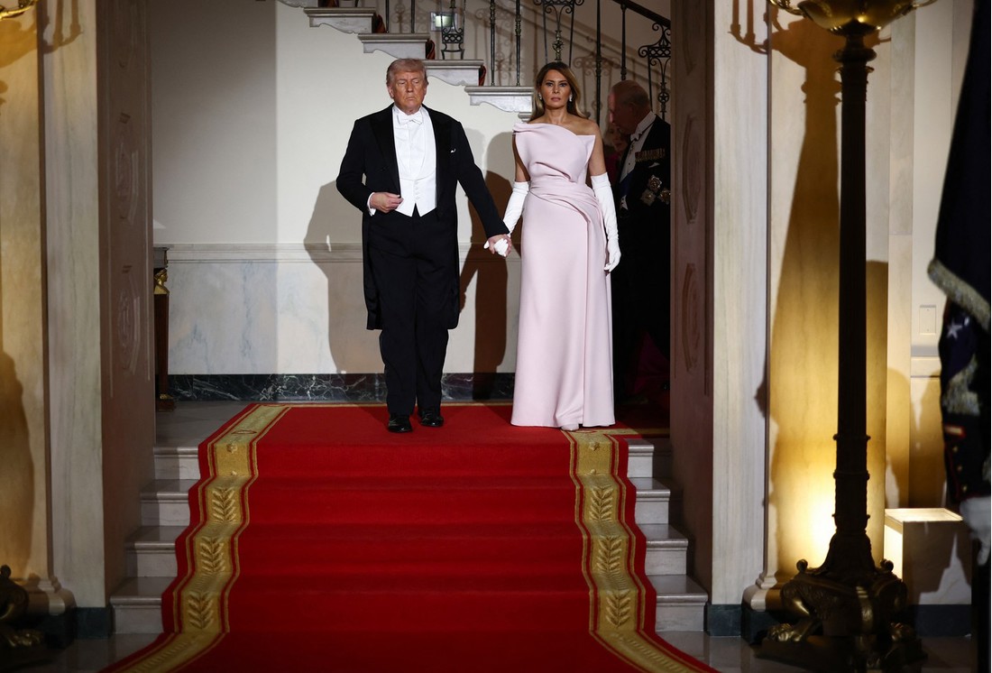 Snimka Melanije i Trumpa postala viralna: "Držanje za ruke se dodatno plaća"