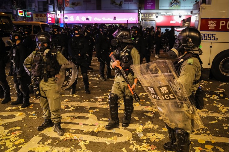 U jučerašnjem kaosu u Hong Kongu uhićeno više od 180 ljudi
