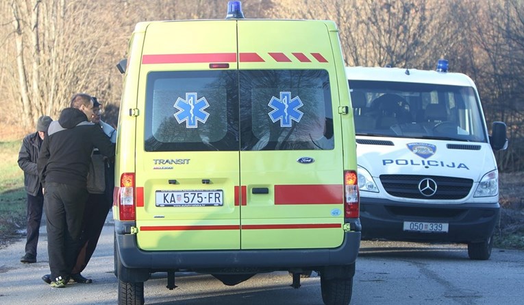 Dječak se motociklom zabio u auto kod Ogulina. Teško je ozlijeđen