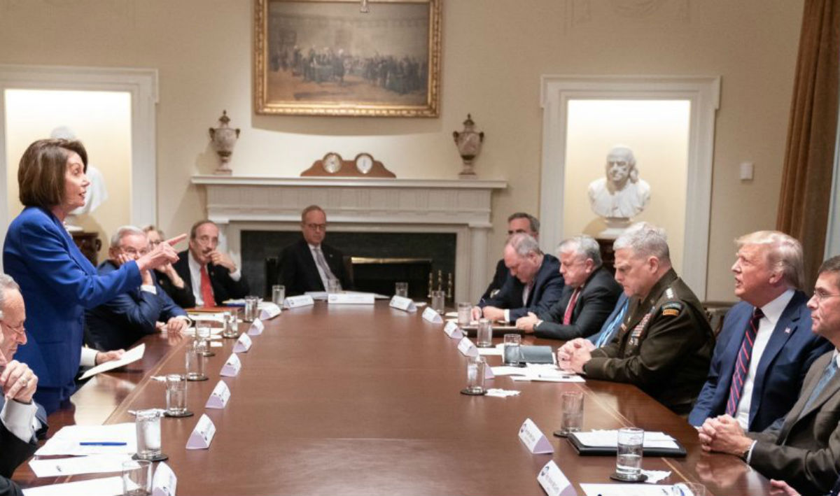 Trump izvrijeđao kongresnicu Pelosi, a ona to postavila kao naslovnu fotografiju