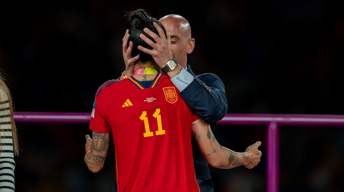 Španjolska na nogama nakon skandala s poljupcem. Javili se Casillas, Barca, Enrique