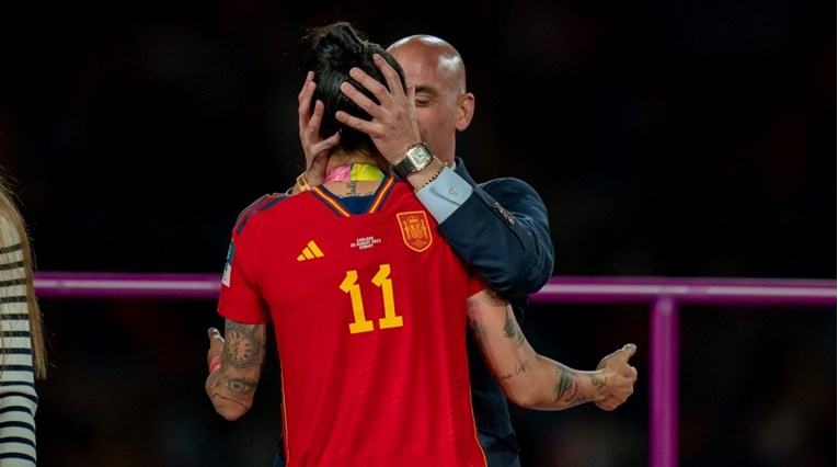 Španjolska na nogama nakon skandala s poljupcem. Javili se Casillas, Barca, Enrique