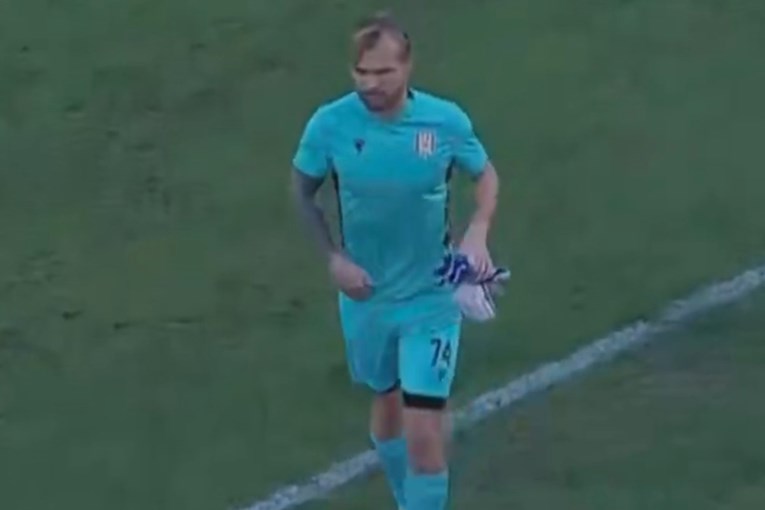 VIDEO Bizarna scena u Albaniji. Golman usred utakmice svojevoljno otišao s terena
