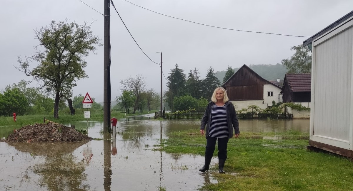 Ženi u Hrvatskoj Kostajnici potres oštetio kuću. Sad bi joj mogao poplaviti kontejner