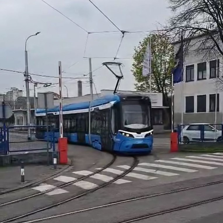 VIDEO Novi ZET-ov tramvaj koji se jutros pokvario opet vozi