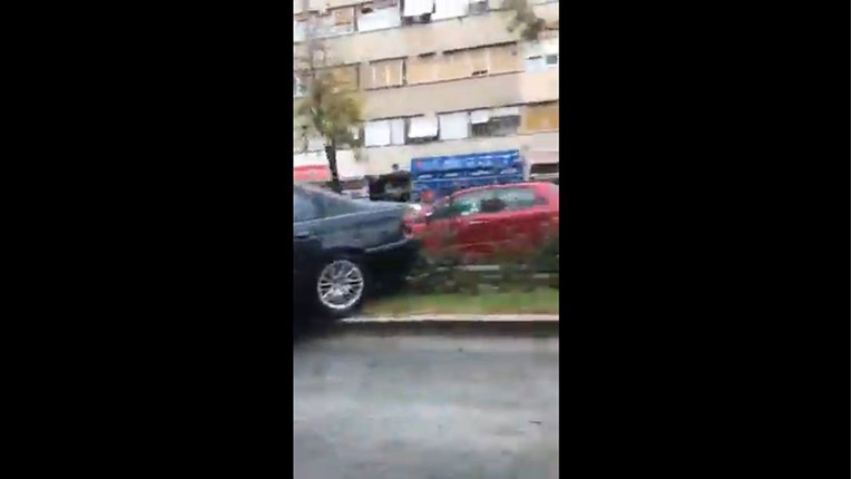 VIDEO BMW u Splitu sletio s ceste, probio je metalnu ogradu