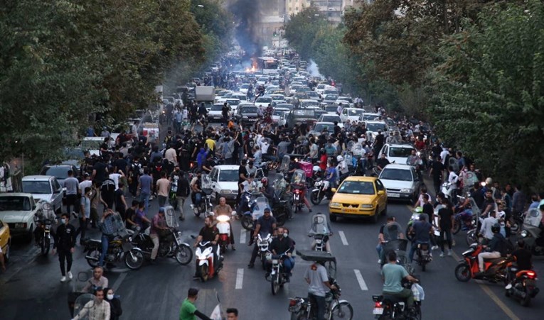 Nastavljaju se noćni prosvjedi u Iranu unatoč nasilju policije i desecima poginulih