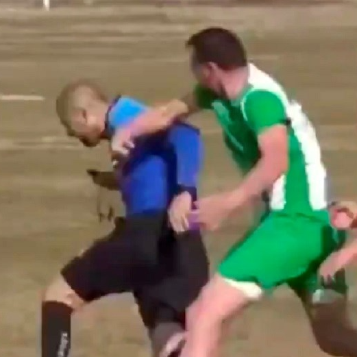 Sudac se spasio od batina bijegom s igrališta. Pogledajte kako su ga igrači napali