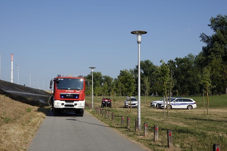 VIDEO Maloljetnik namjerno zapalio travu na nasipu kod Hipodroma, priveden je