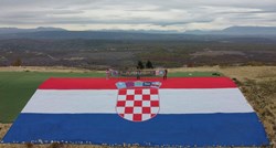 Za Vatrene se danas navijalo i u BiH, u Ljubuškom razvukli veliku hrvatsku zastavu