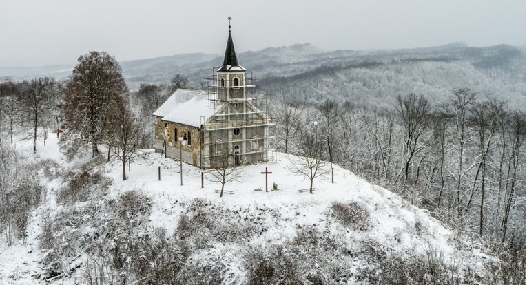 Kapela na brdu pored Gline teško oštećena u potresu. Pogledajte fotografije iz zraka