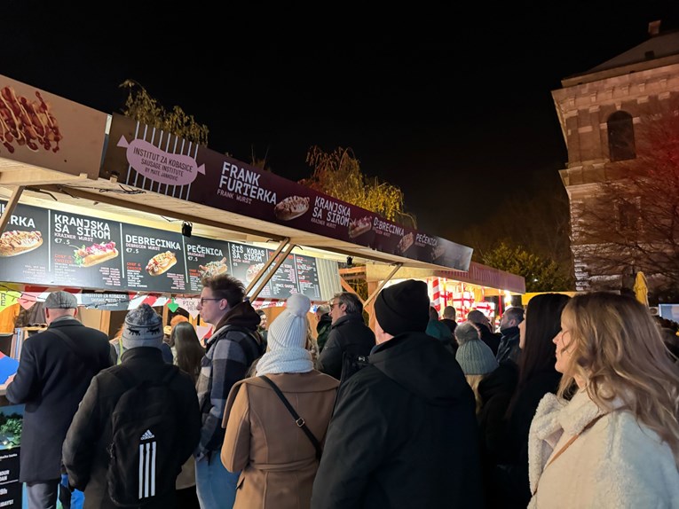 Navala na kobasice na Adventu u Zagrebu. Posjetitelji u redovima zbog debrecinki