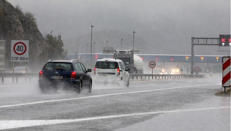 Ceste su mokre i skliske, dosta je problema u prometu. HAK upozorava