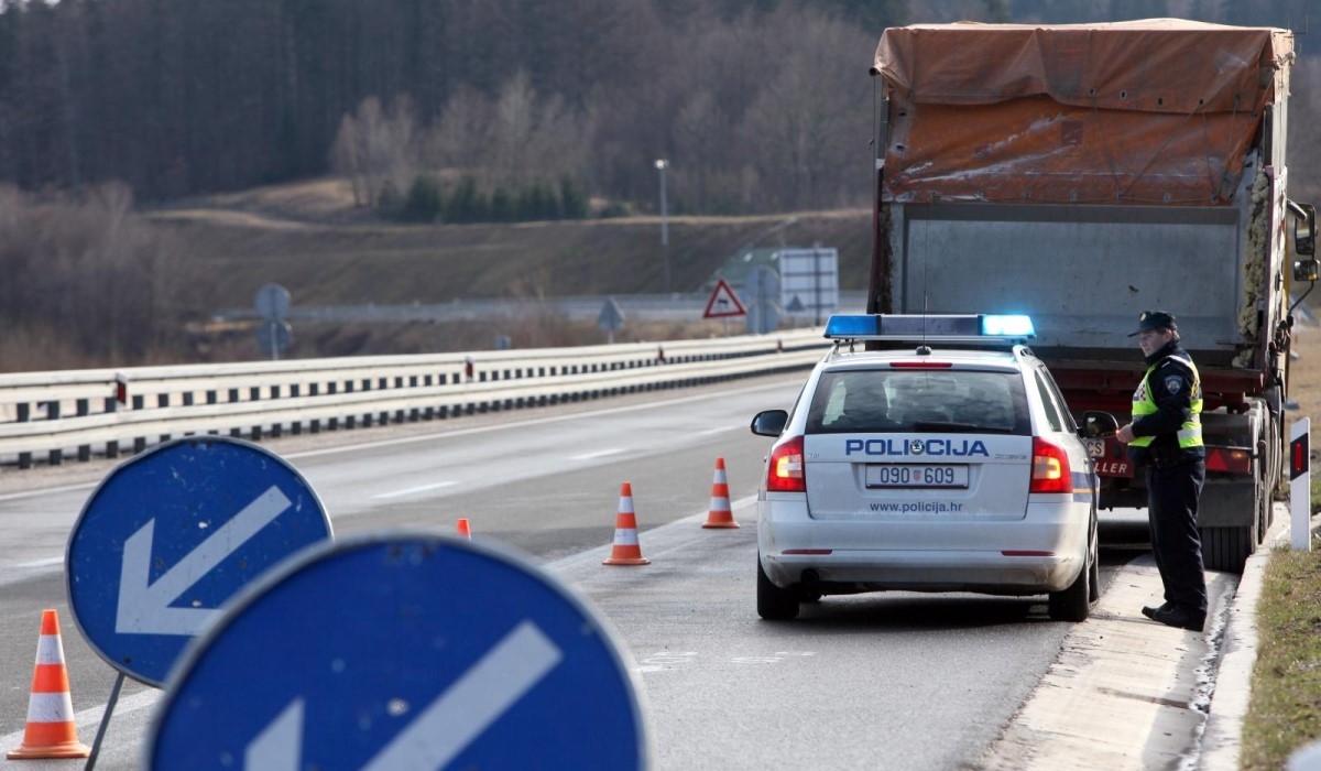 Pokvario se auto u tunelu Tuhobić, vozi se jednim trakom