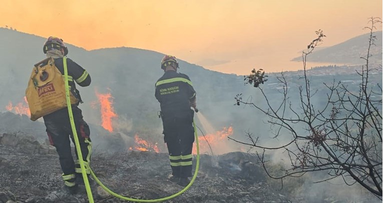 Zagrebački vatrogasci pomagali gasiti požar kraj Trogira