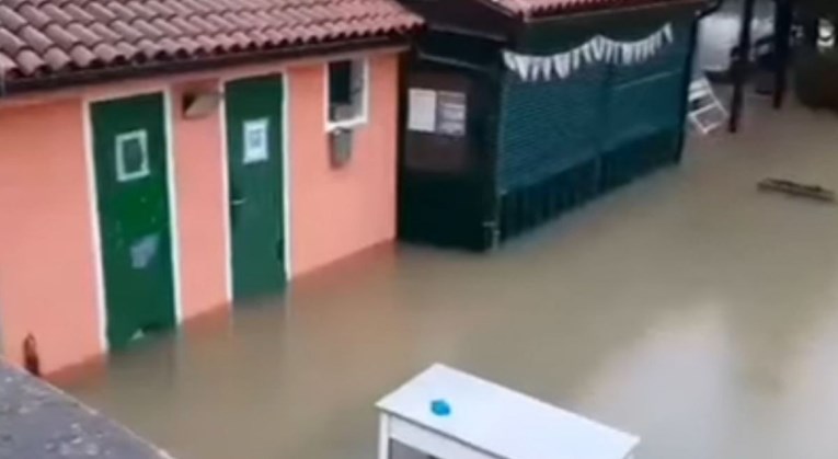 Zbog olujnog vjetra u prekidu brodske linije, izdan narančasti alarm. U Istri poplava