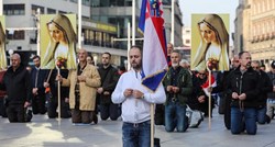 VIDEO Muškarci u Zagrebu klečali i molili za "čednost u odijevanju"
