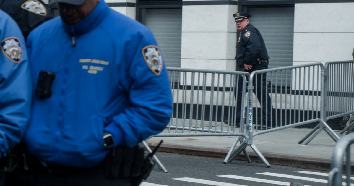 Ispred rezidencije gradonačelnika New Yorka bačena bomba. Slučaj istražuje FBI