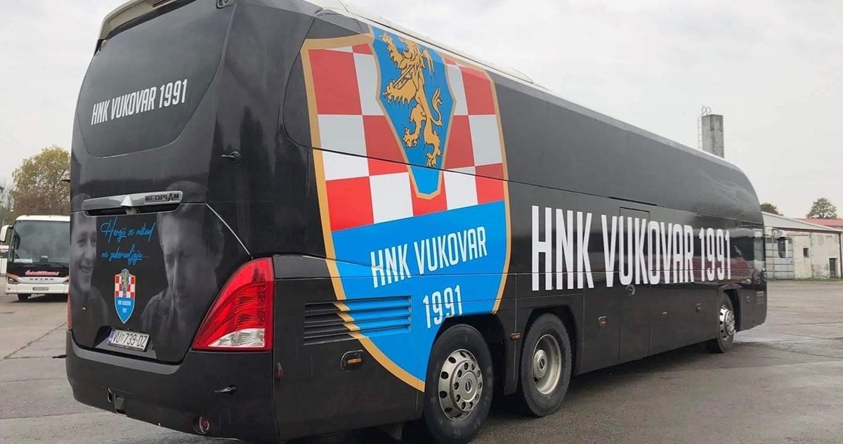 Pogledajte autobus Vukovara, na pozadini su oslikani heroji Domovinskog rata