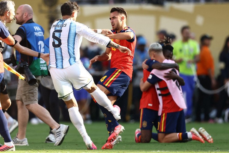 FIFA izbrisala crveni karton Argentincu koji je nakon finala tukao Španjolce
