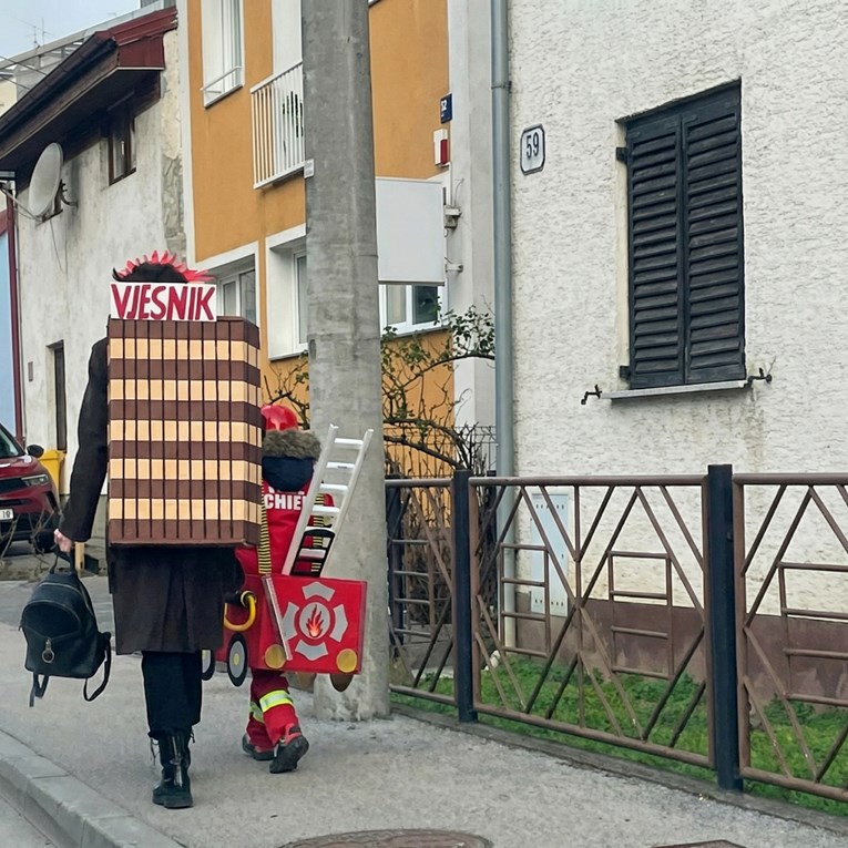 Mama i sin se maskirali u neboder Vjesnika i vatrogasno vozilo, ljudi su oduševljeni