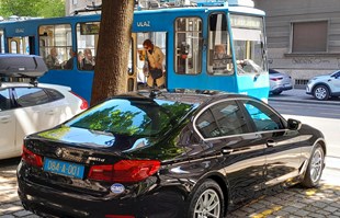 Zastoj u Zagrebu. BMW s diplomatskim tablicama stao tako da tramvaji ne mogu proći