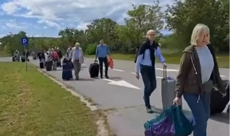 VIDEO Turisti na Krku vukli kofere jer je autobusima ulazak na aerodrom postao skup