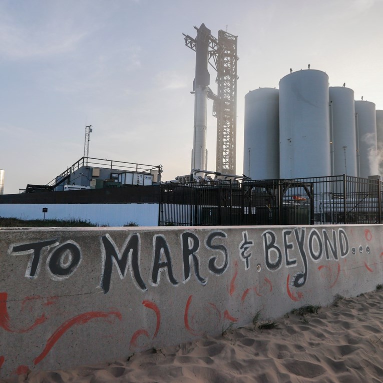 Musk: Raketa s Teslinim robotom spremna za put na Mars do kraja 2026.