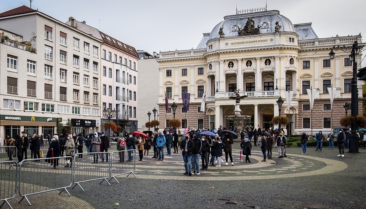 Slovačka uvodi lockdown za necijepljene