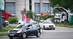 VIDEO U Beogradu kolona auta sa srpskim zastavama u znak prosvjeda protiv rezolucije