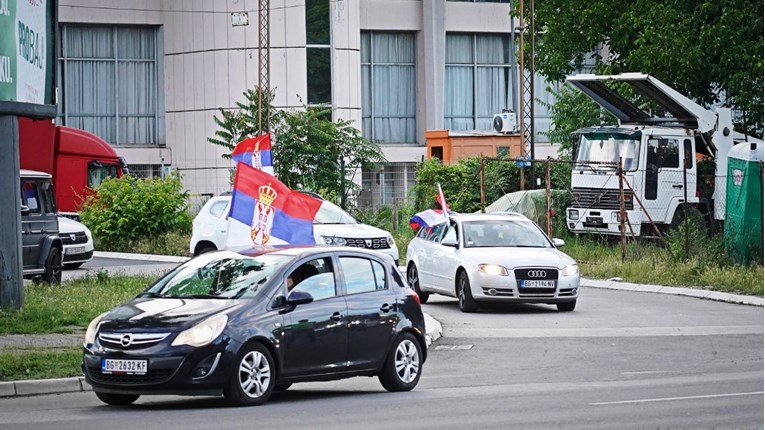 VIDEO U Beogradu kolona auta sa srpskim zastavama u znak prosvjeda protiv rezolucije