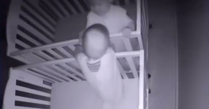 Kamera snimila što trojke rade kad ih mama spremi za spavanje i izađe iz sobe