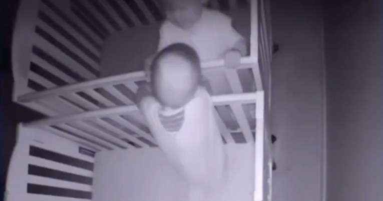 Kamera snimila što trojke rade kad ih mama spremi za spavanje i izađe iz sobe