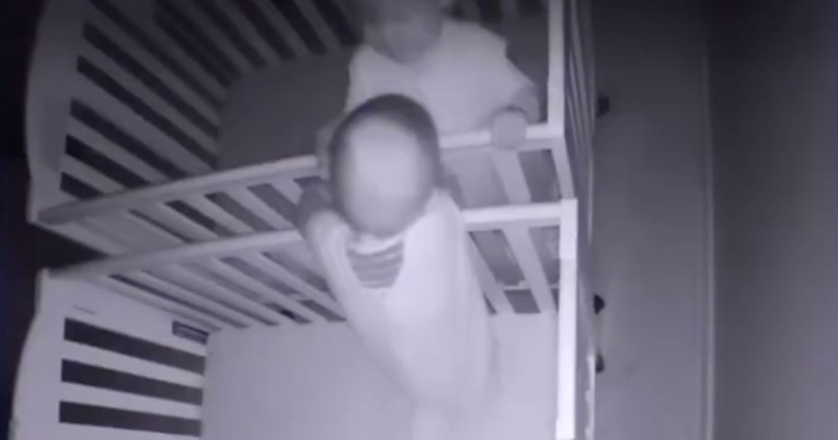 Kamera snimila što trojke rade kad ih mama spremi za spavanje i izađe iz sobe