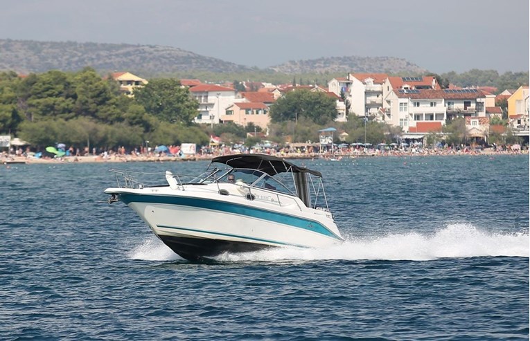 Glisirao preblizu obale kod Visa bez dozvole za vožnju brodice, dobio 900 eura kazne