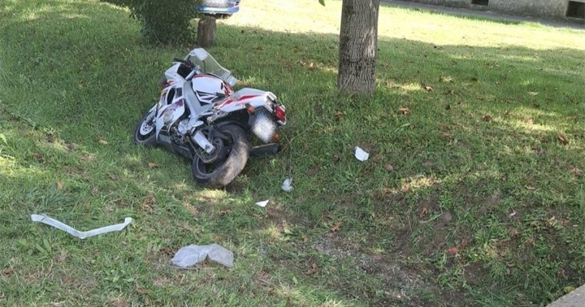 Vozač motora pretjecao preko pune crte, udario u auto koji je radio isto. Poginuo je