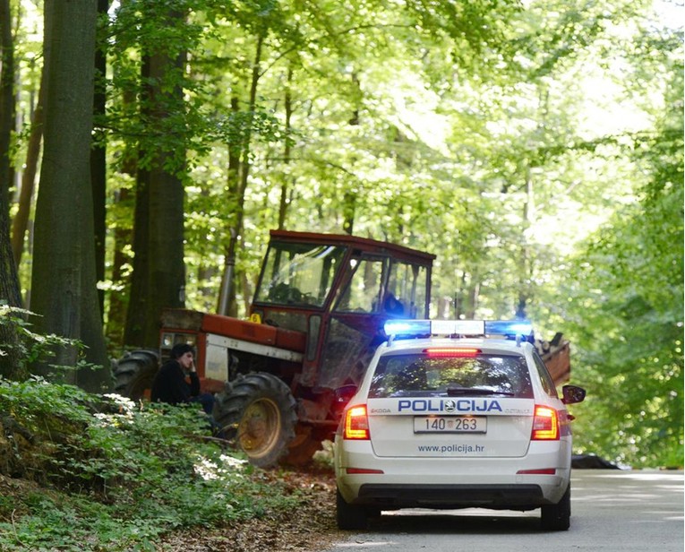 Maloljetnik traktorom bježao policiji pa završio u šumi. Uhvatili su ga