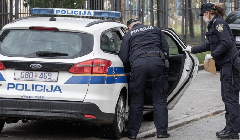 U Vukovaru pijani mladić autom bježao policajcima pa napao jednog od njih