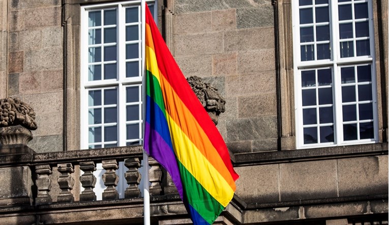 Brojne crkve u Austriji izvjesile gej zastavu, pobunile su se protiv odluke Vatikana