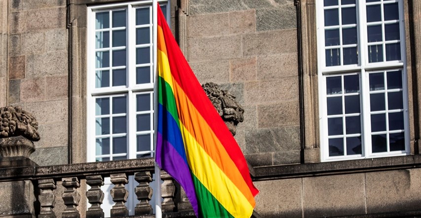 Brojne crkve u Austriji izvjesile gej zastavu, pobunile su se protiv odluke Vatikana