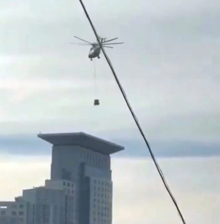 VIDEO Rusi helikopterom stavili protuzračnu obranu na vrh luksuznog nebodera u Moskvi