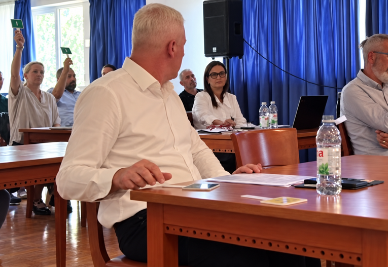VIDEO HDZ-ovac u Baškoj Vodi čekao znak nezavisne vijećnice. Tek onda glasao