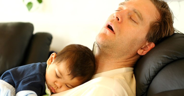 Novopečeni tata traži od supruge da noću bebi mijenja pelene jer on treba 8 sati sna