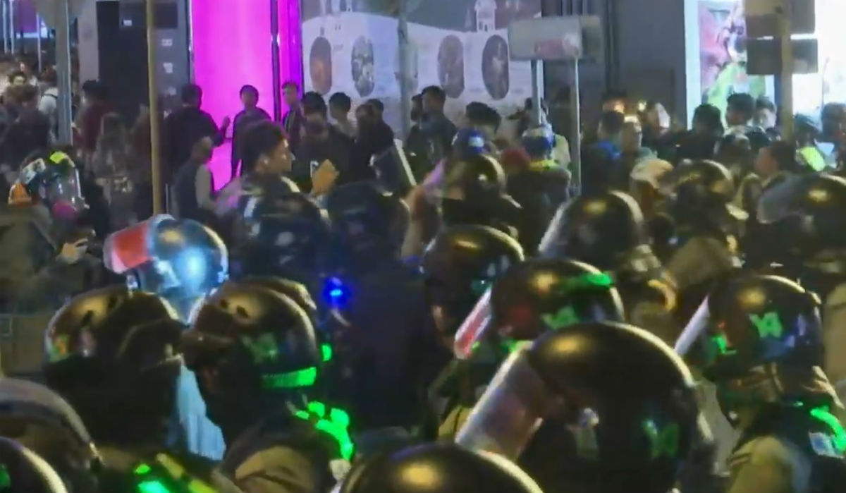 Policija suzavcem rastjerivala prosvjednike u trgovačkim centrima Hong Konga