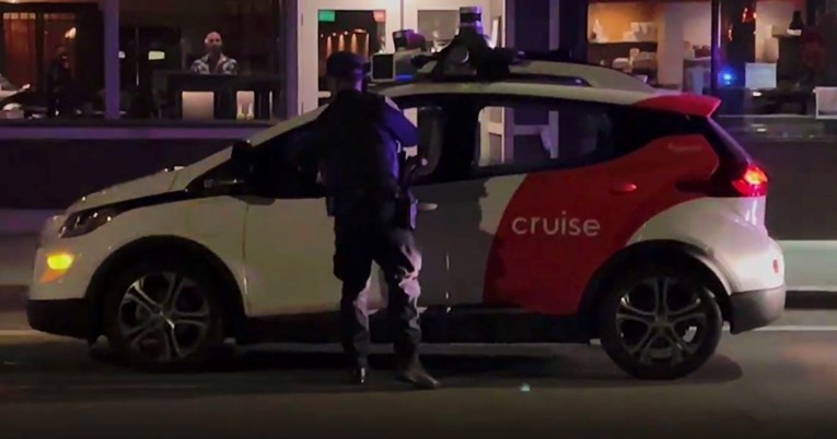 VIDEO Policajac se iznenadio kad je zaustavio auto bez svjetala, ali i bez vozača