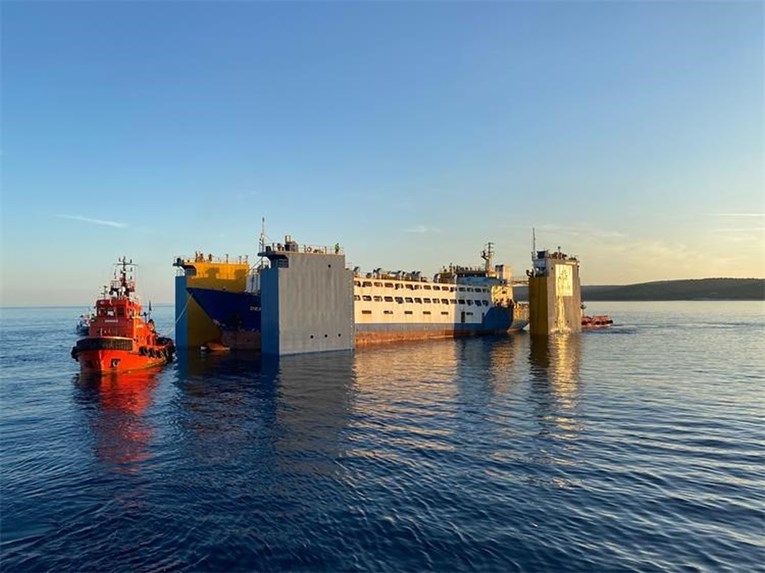 Brod je 15 mjeseci bio nasukan u Raškom zaljevu. Sad je dotegljen u plutajući dok