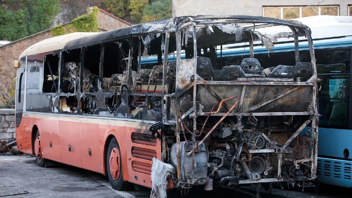 VIDEO U riječkom tunelu se zapalio autobus, vozač završio u bolnici